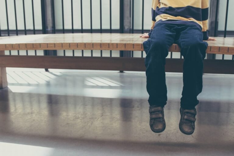 enfant seul sur un banc ergo chablais ergothérapie à Thonon